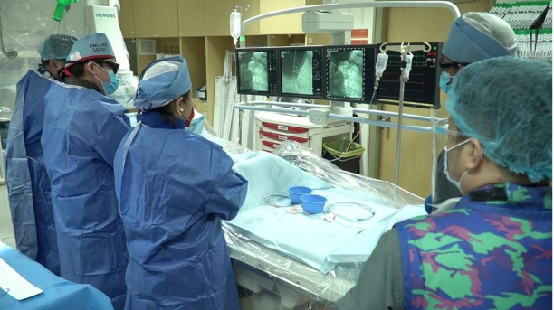 Several people in a operating room

AI-generated content may be incorrect.