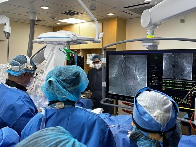 A group of people in scrubs and hats in a room

AI-generated content may be incorrect.