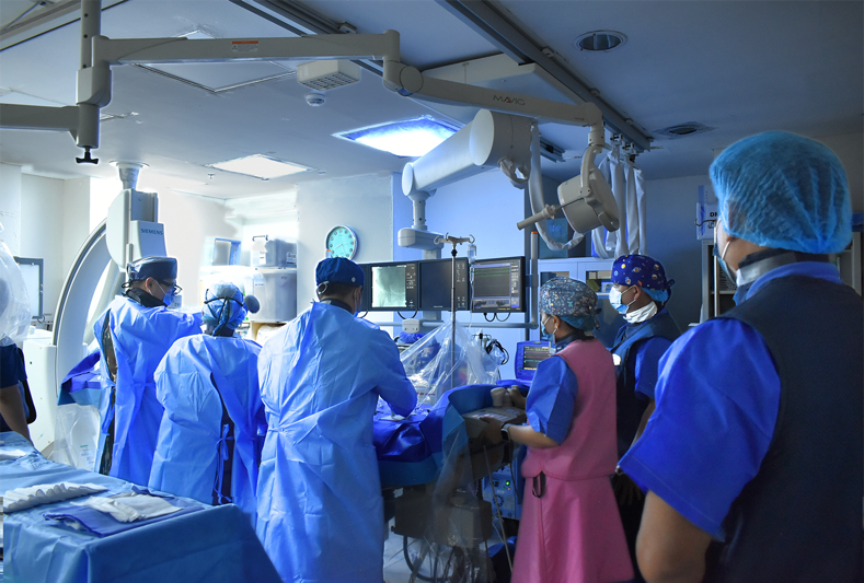 A group of people in a operating room

AI-generated content may be incorrect.