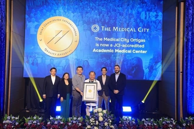 A group of people standing on a stage

AI-generated content may be incorrect.