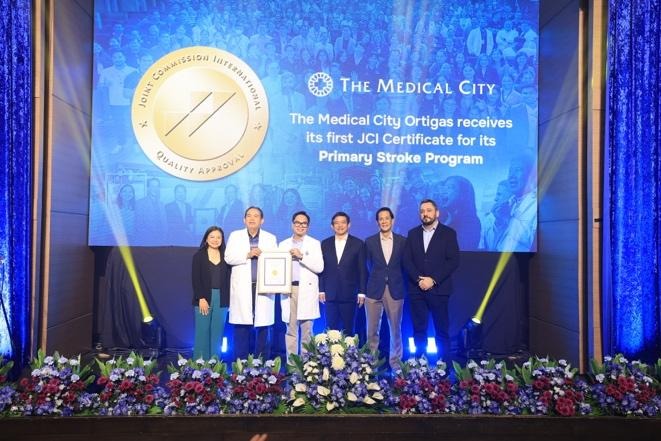 A group of people on a stage

AI-generated content may be incorrect.