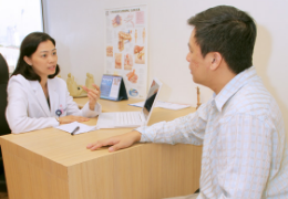 female doctor discussing with a male patient